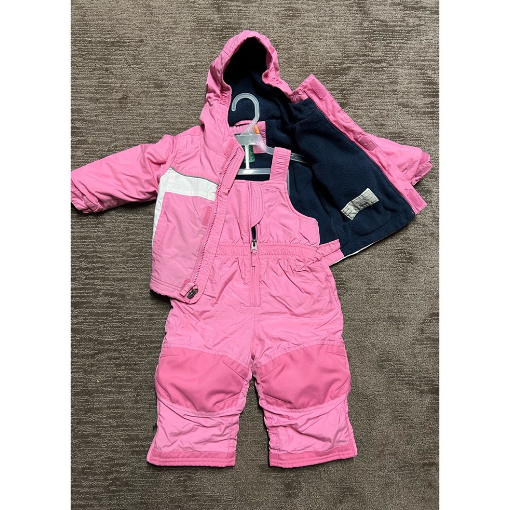 LLBEAN BABY GIRL 12-18 matching ski pants and winter coat.